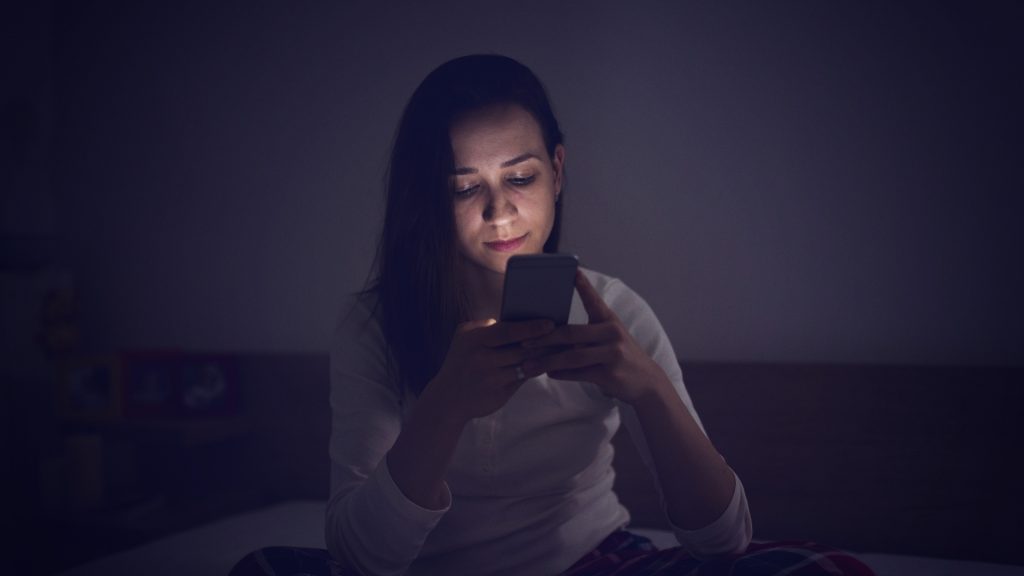 Mesaje de noapte bună pentru iubit: cum să-l impresionezi înainte de somn 2 presoana care seara scrie un mesaj text de noapte buna