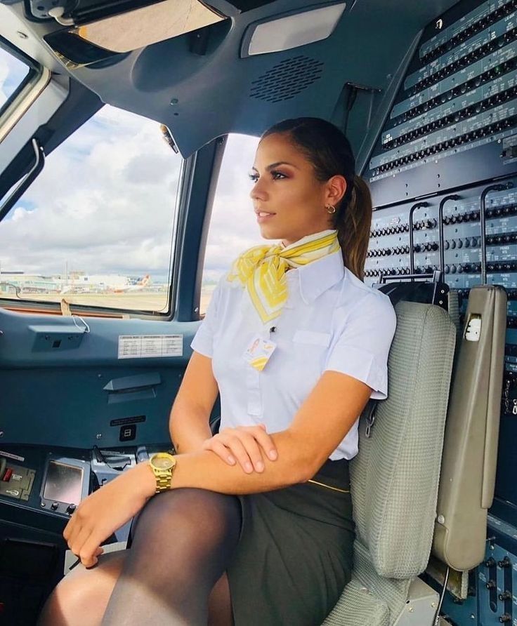 Viața de stewardesă, nu ca pe Instagram. Ce se întâmplă după ce se închid ușile 3 sexy cabin crew